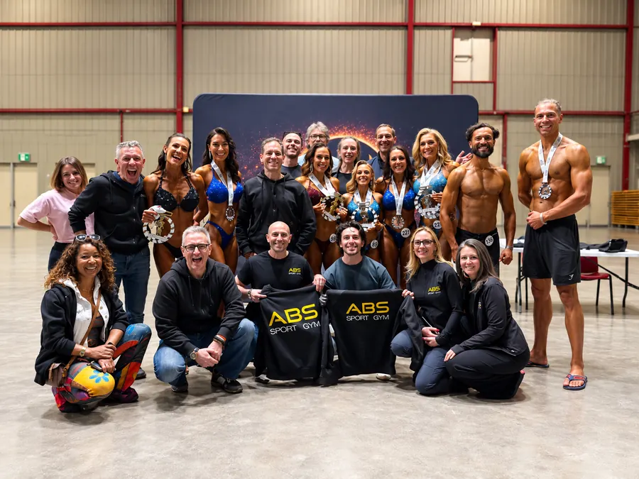 L’équipe ABS Sport Gym, athlètes médaillés et coachs, réunie après une compétition