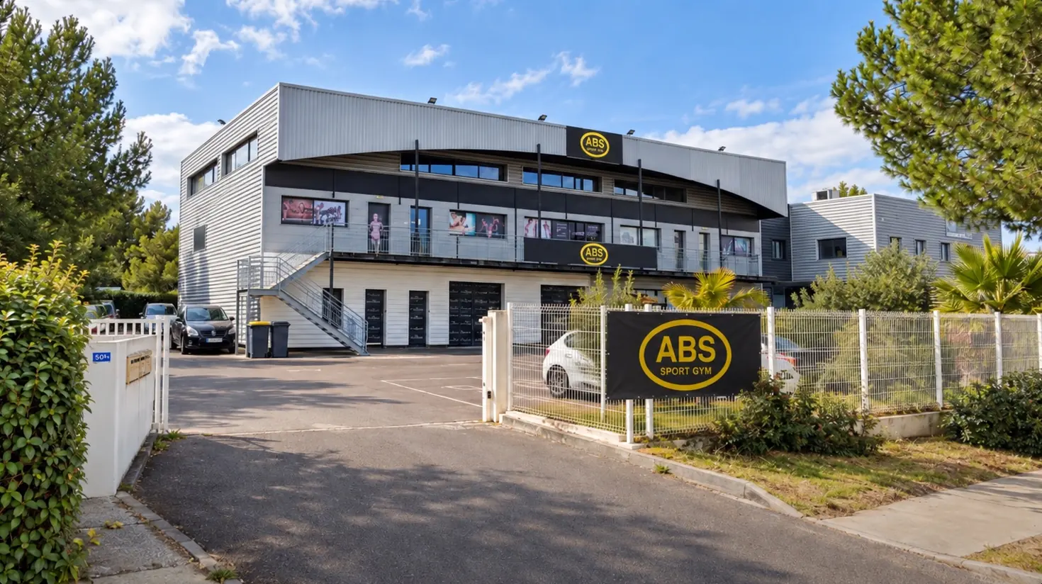 Entrée du club ABS Sport Gym à Montpellier : bâtiment, parking et enseigne