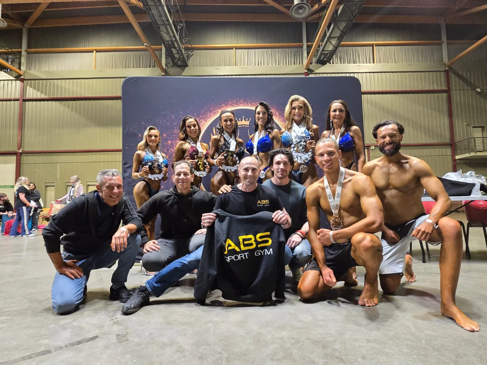 L’équipe et les adhérents d’ABS Sport Gym réunis autour du drapeau du club