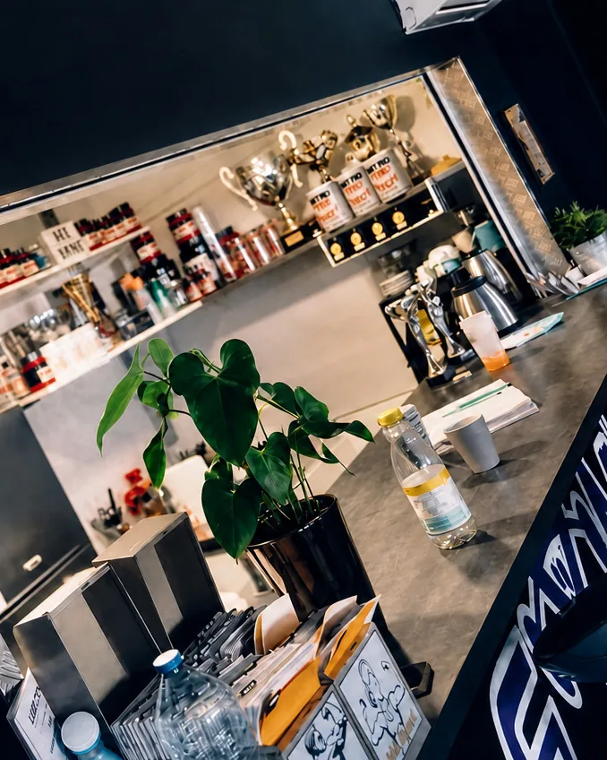Comptoir du club ABS Sport Gym : produits de nutrition sportive et trophées